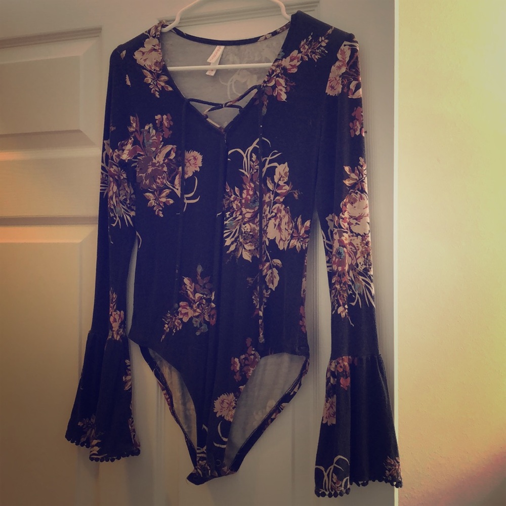 Floral bell sleeve lace up body suit!